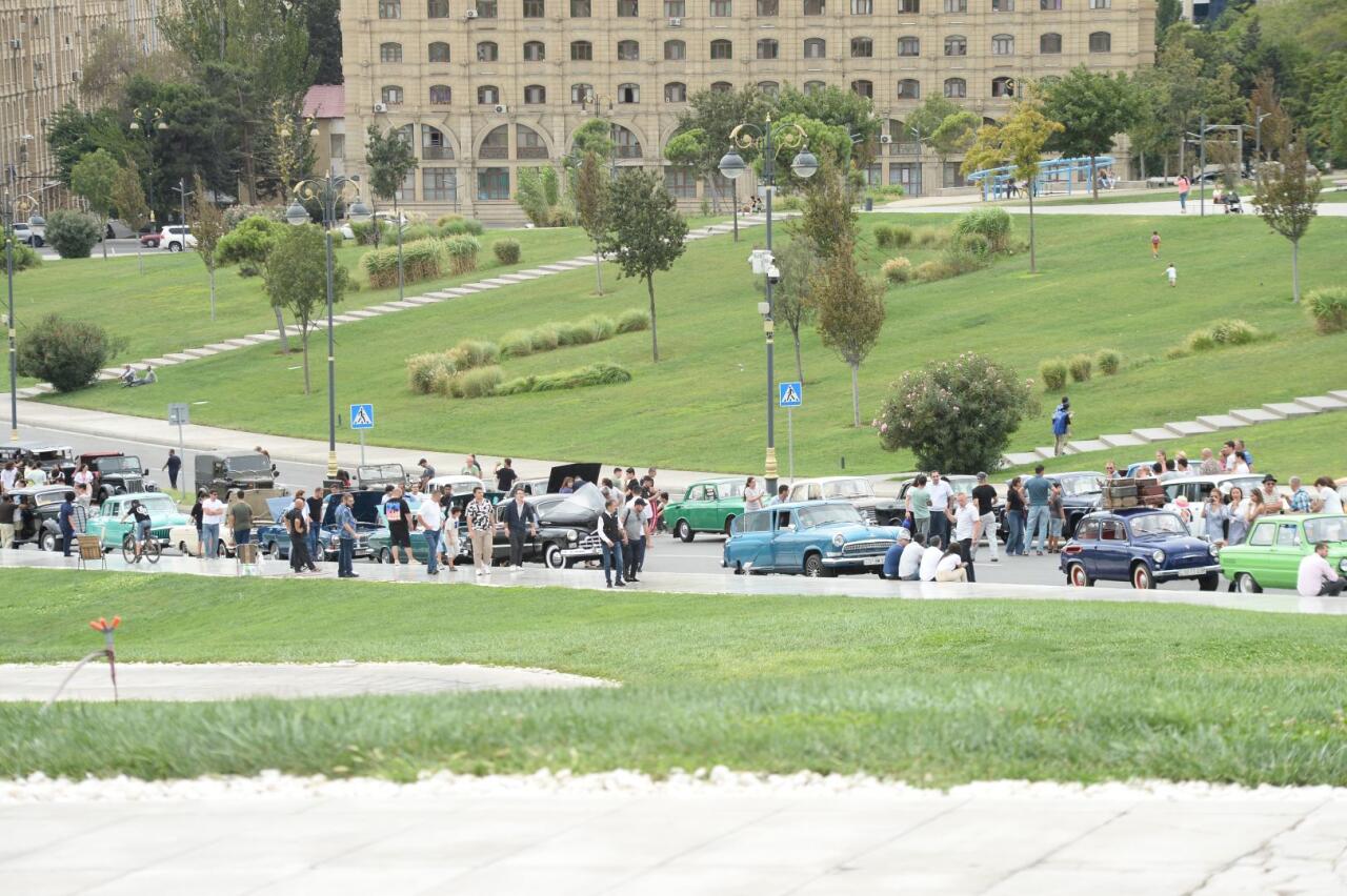 Перед Центром Гейдара Алиева прошла выставка классических автомобилей