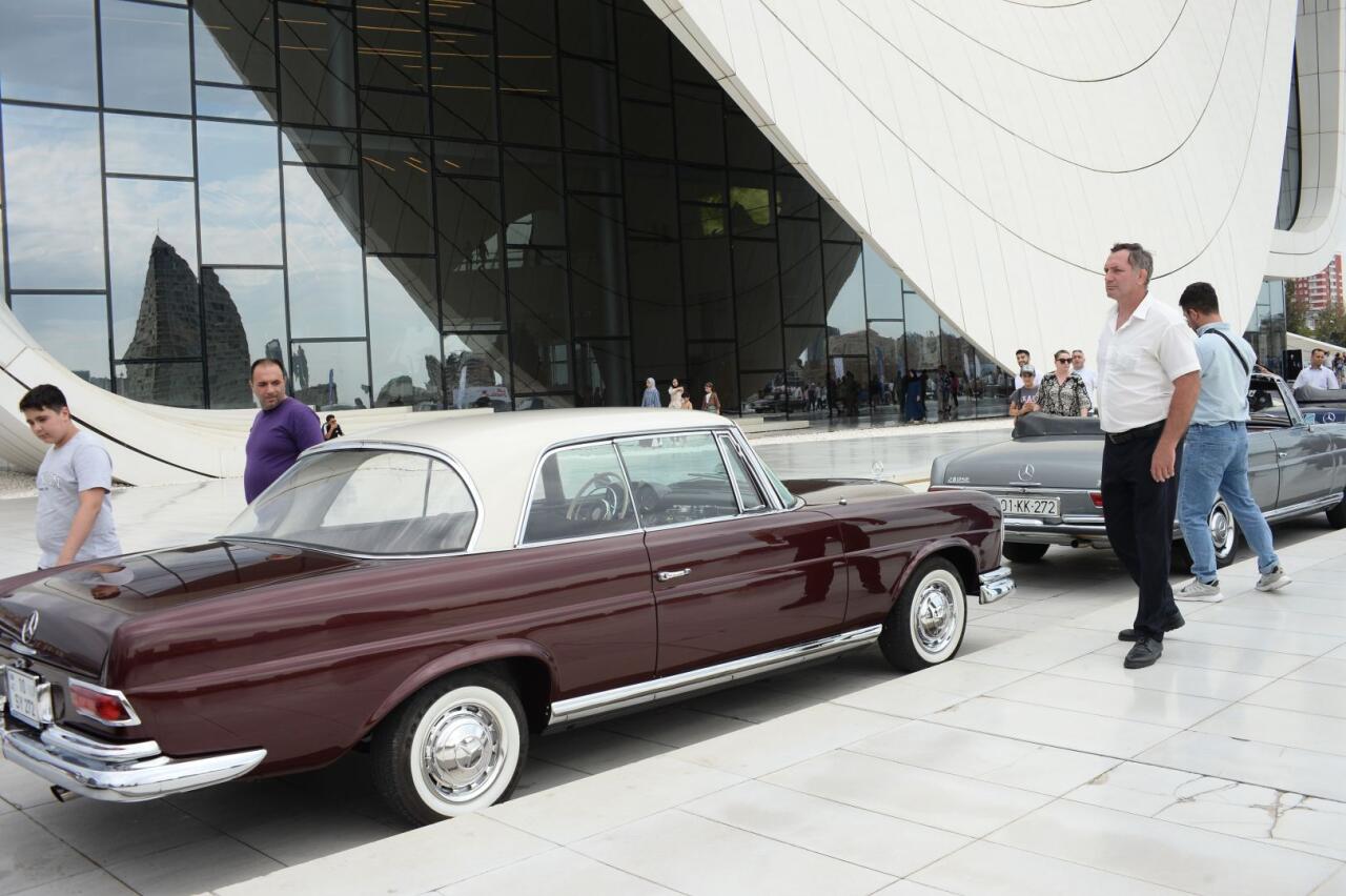 Перед Центром Гейдара Алиева прошла выставка классических автомобилей