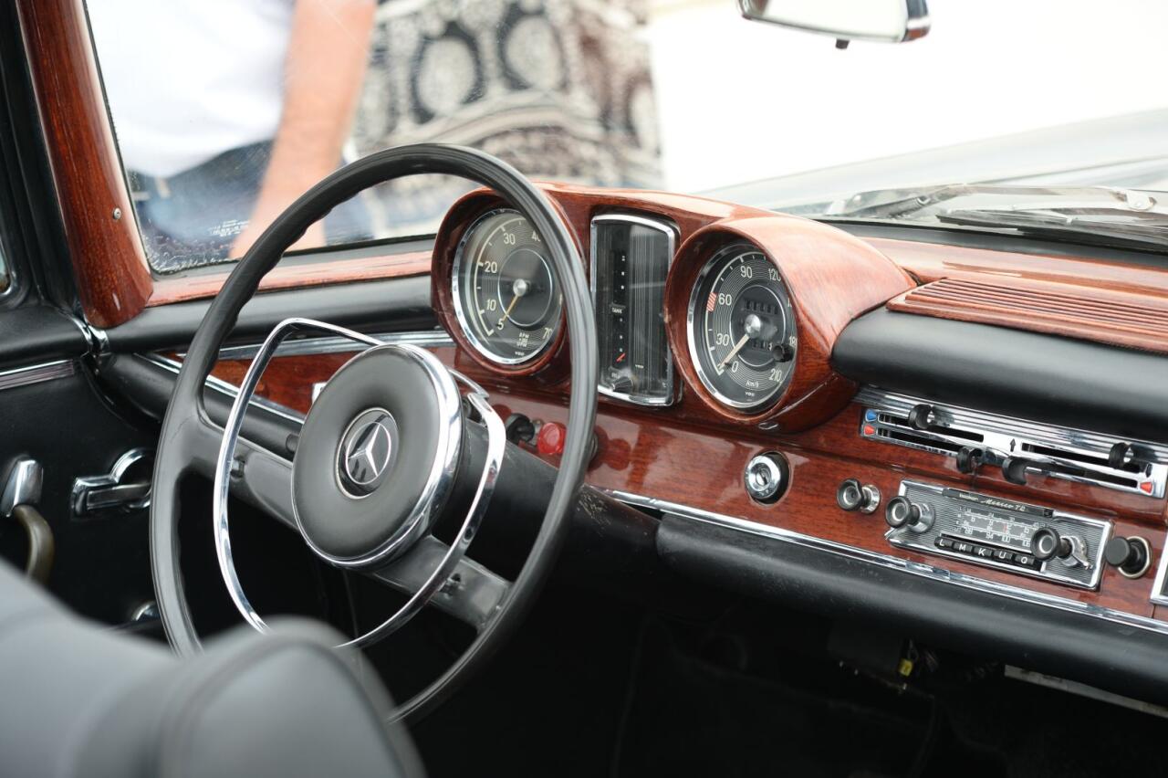 Перед Центром Гейдара Алиева прошла выставка классических автомобилей