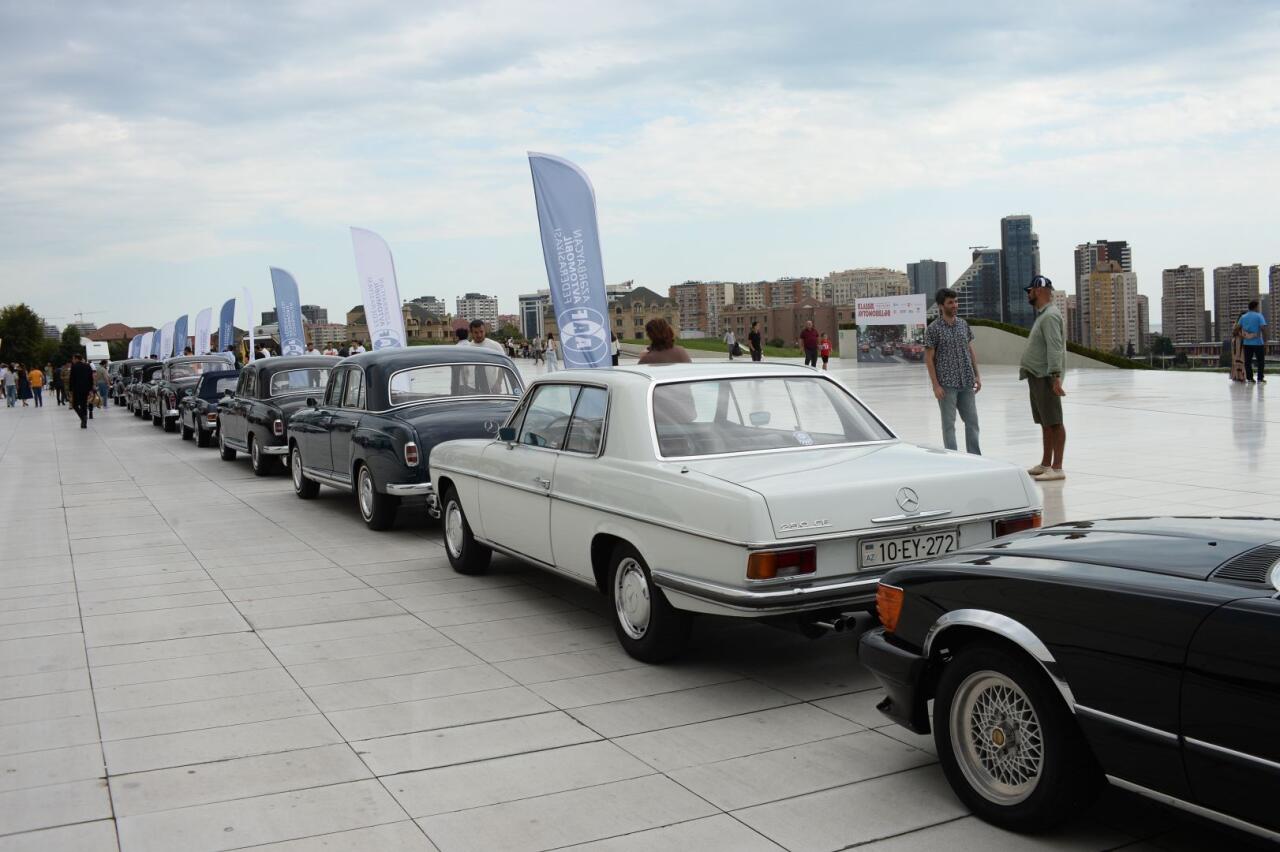 Перед Центром Гейдара Алиева прошла выставка классических автомобилей
