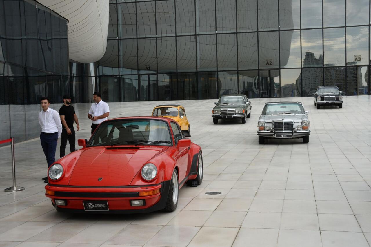 Перед Центром Гейдара Алиева прошла выставка классических автомобилей