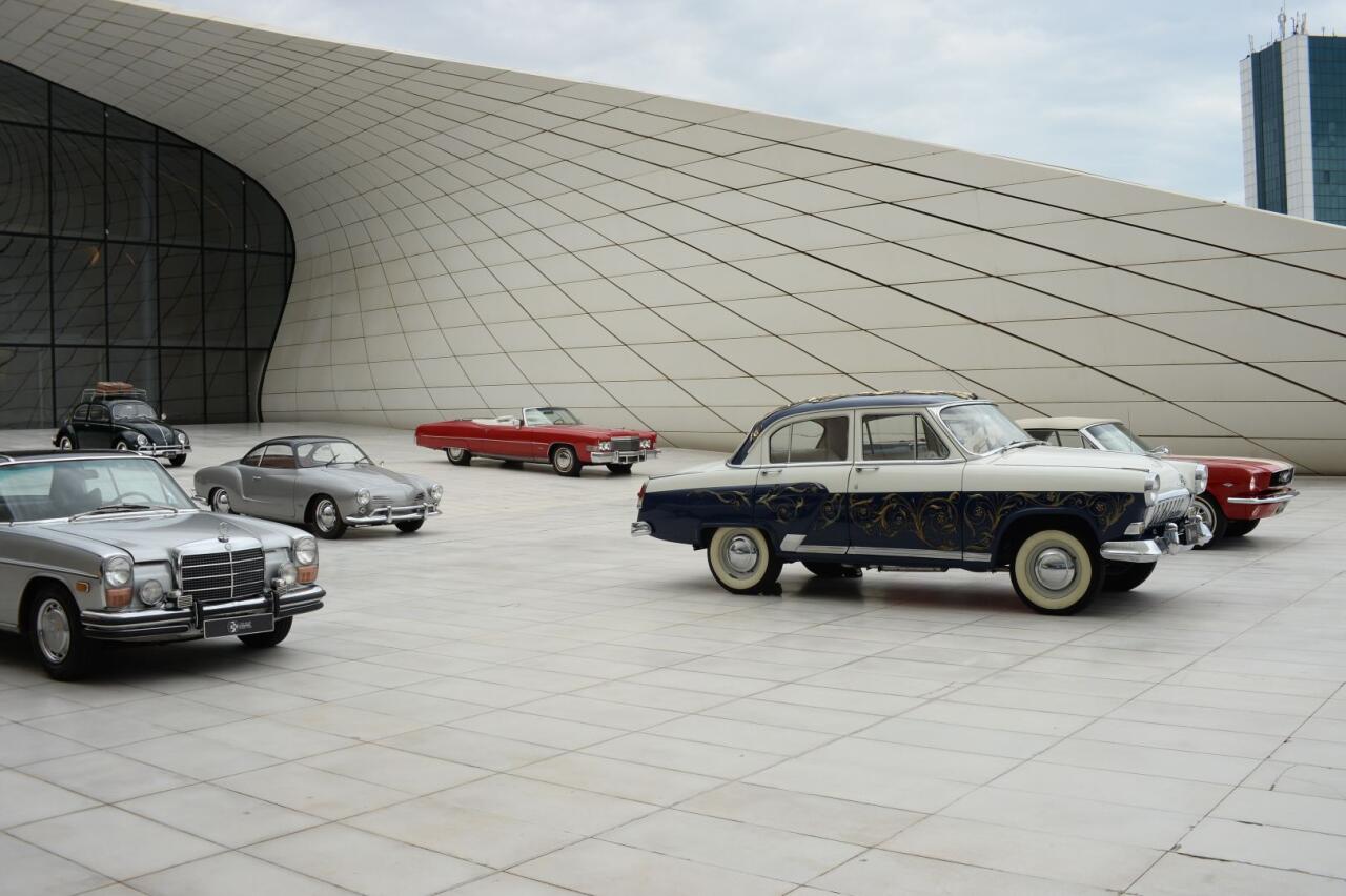 Перед Центром Гейдара Алиева прошла выставка классических автомобилей