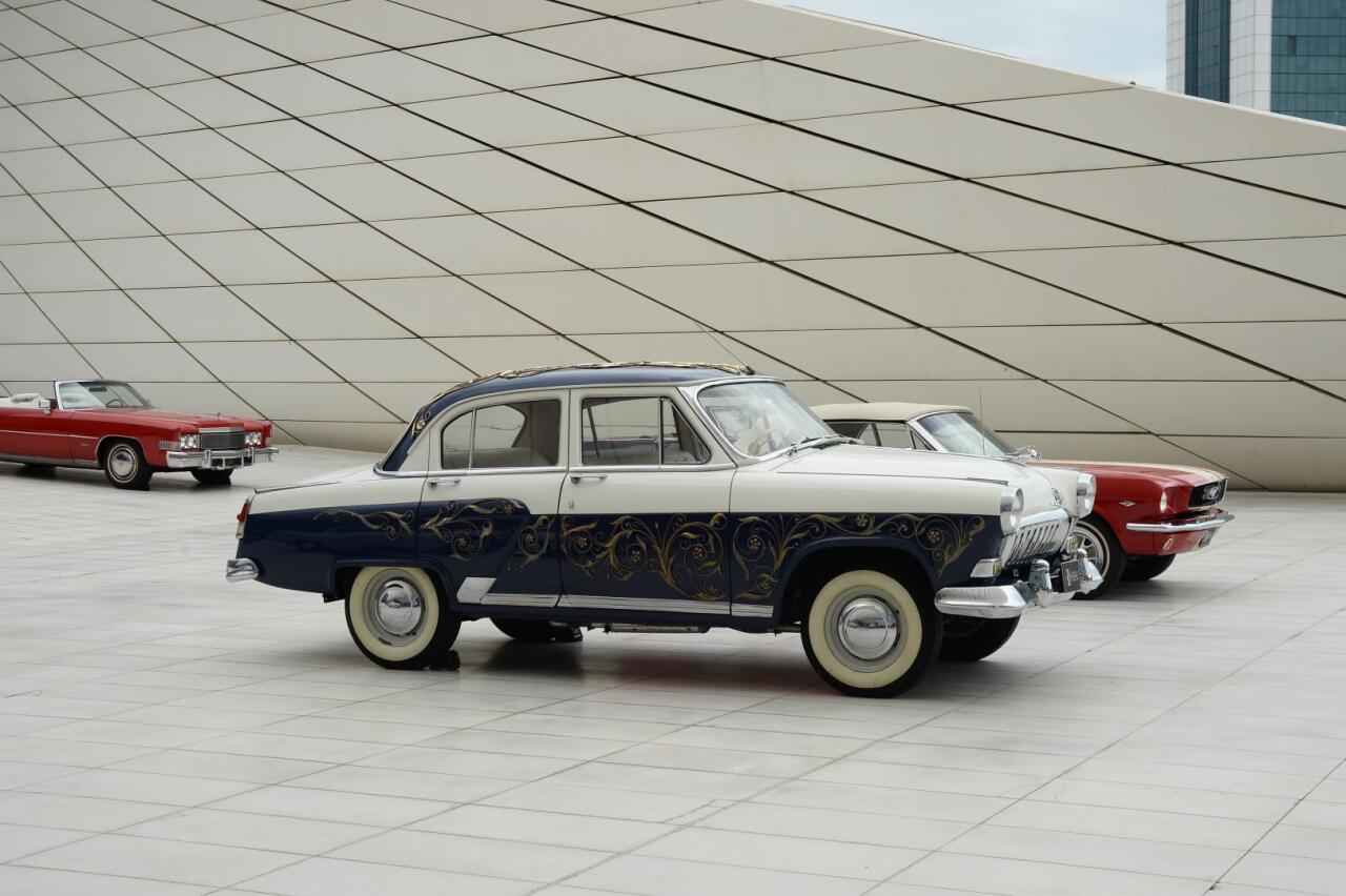 Перед Центром Гейдара Алиева прошла выставка классических автомобилей