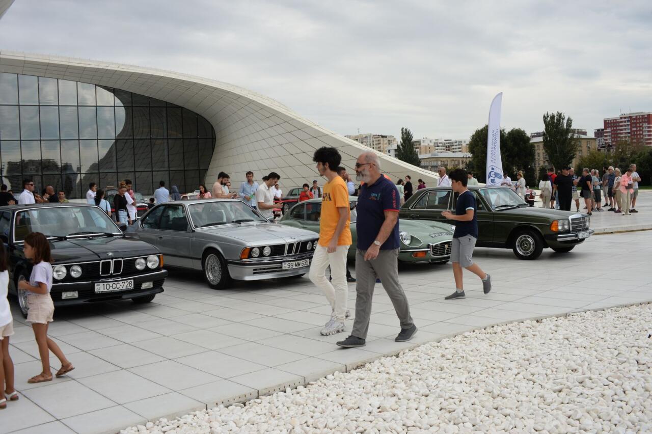 Перед Центром Гейдара Алиева прошла выставка классических автомобилей