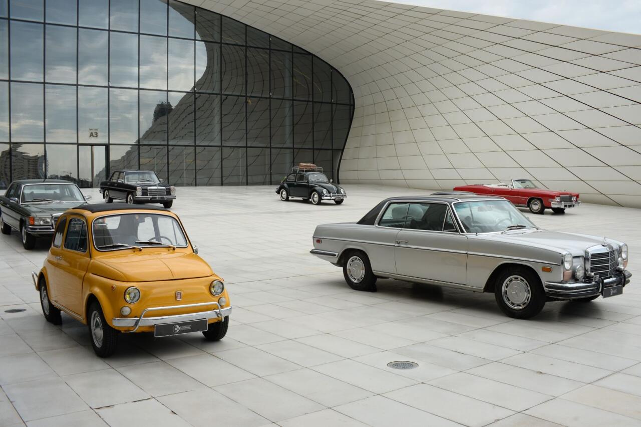 Перед Центром Гейдара Алиева прошла выставка классических автомобилей