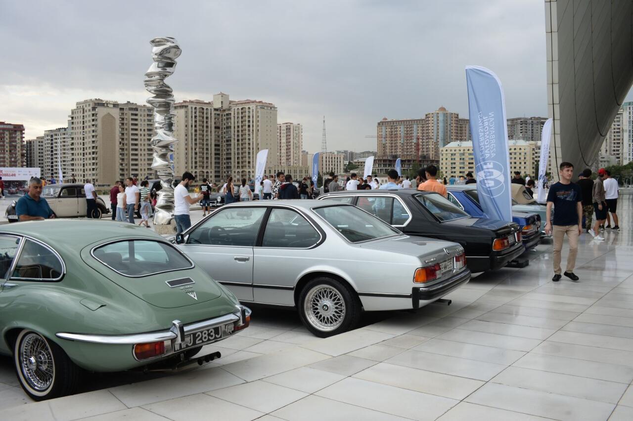Перед Центром Гейдара Алиева прошла выставка классических автомобилей