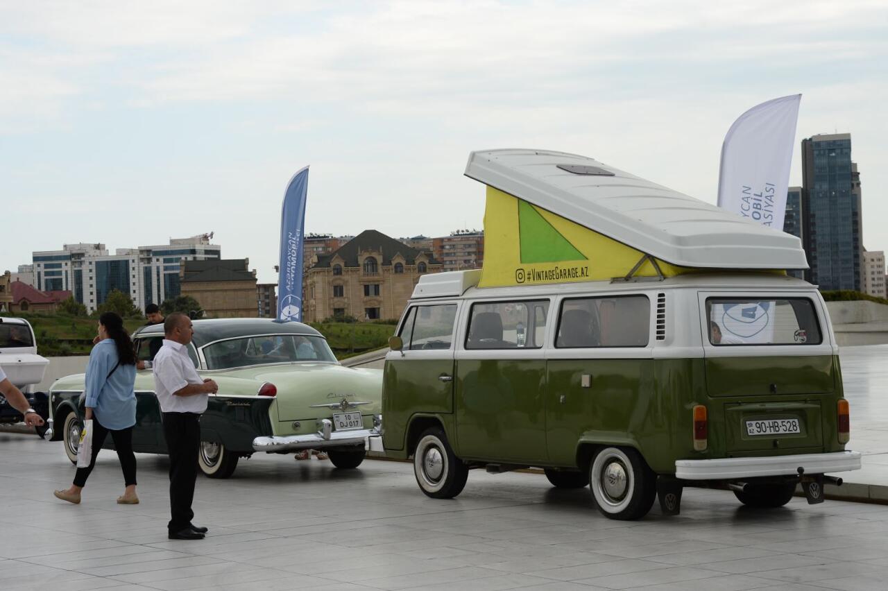 Перед Центром Гейдара Алиева прошла выставка классических автомобилей