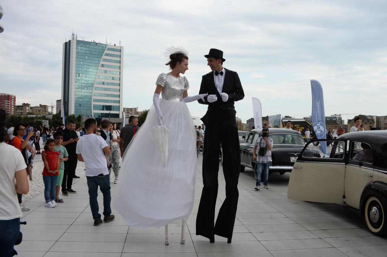 Перед Центром Гейдара Алиева прошла выставка классических автомобилей