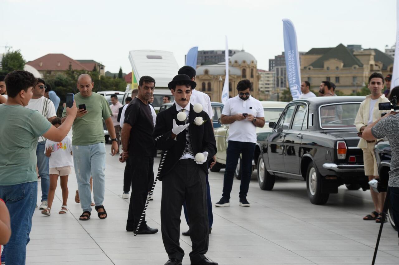 Перед Центром Гейдара Алиева прошла выставка классических автомобилей