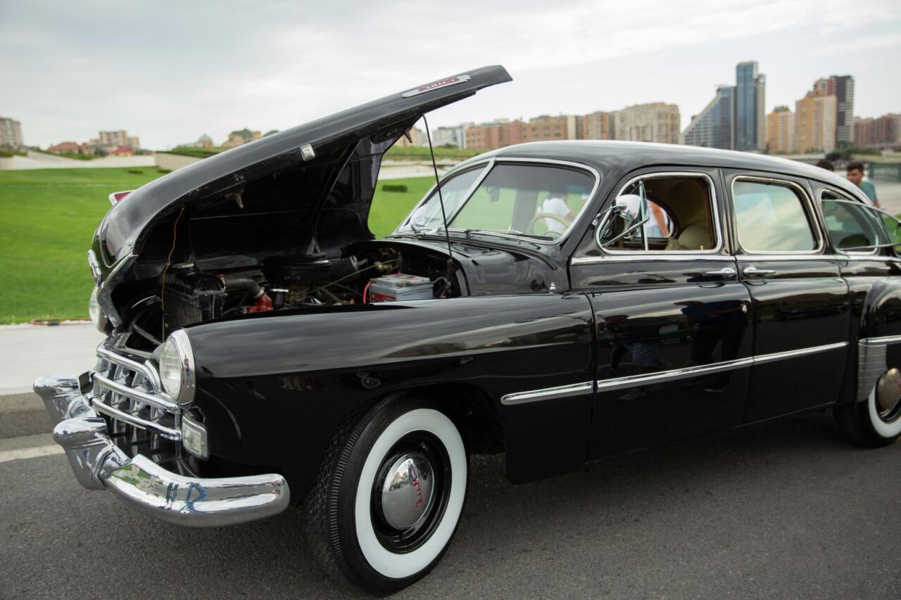 Перед Центром Гейдара Алиева прошла выставка классических автомобилей