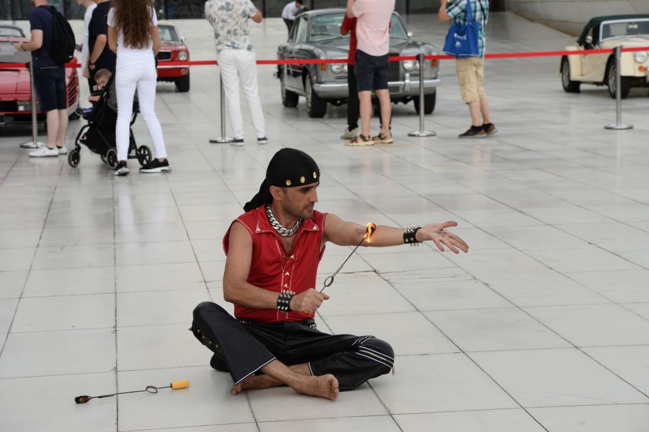 Перед Центром Гейдара Алиева прошла выставка классических автомобилей