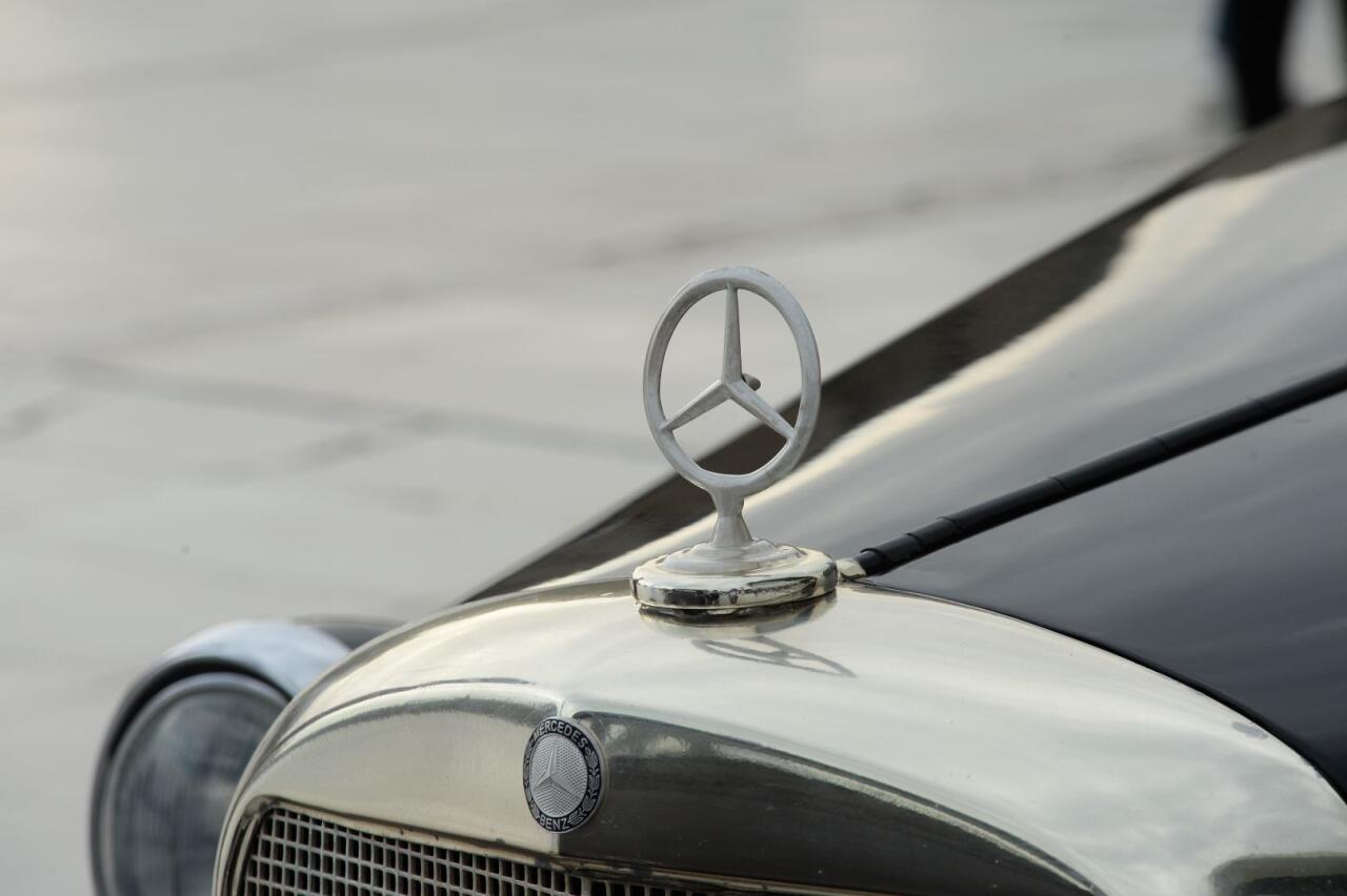 Перед Центром Гейдара Алиева прошла выставка классических автомобилей