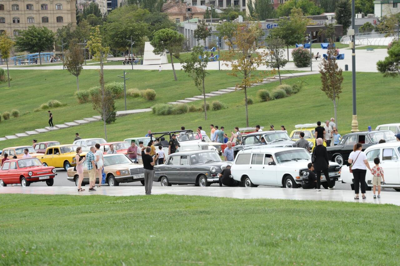 Перед Центром Гейдара Алиева прошла выставка классических автомобилей