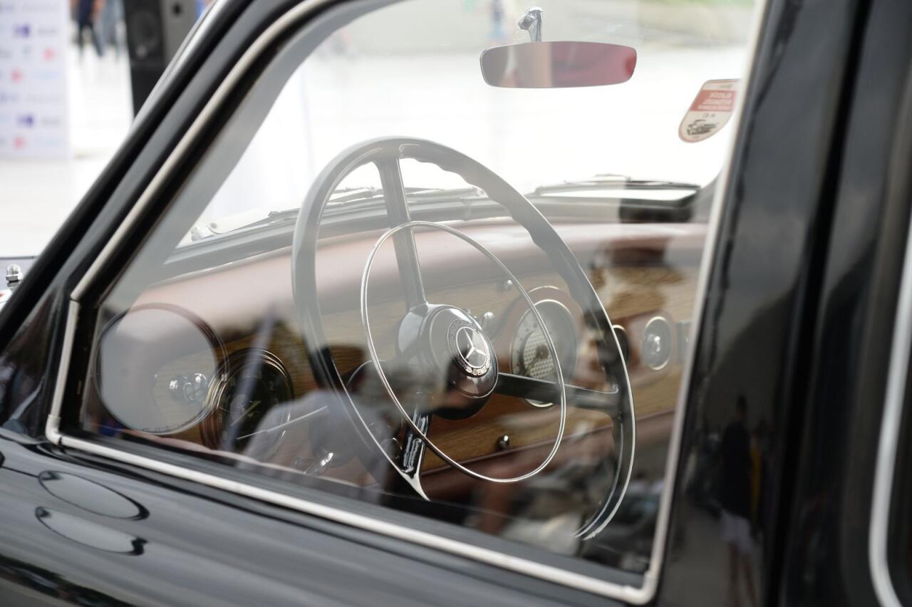 Перед Центром Гейдара Алиева прошла выставка классических автомобилей