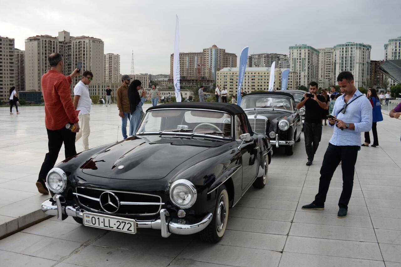 Перед Центром Гейдара Алиева прошла выставка классических автомобилей