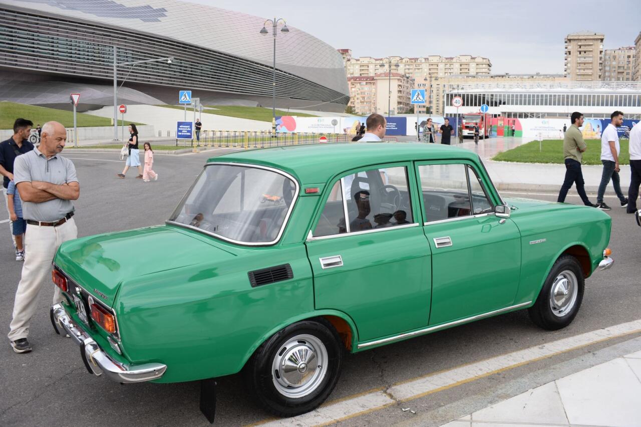 Перед Центром Гейдара Алиева прошла выставка классических автомобилей