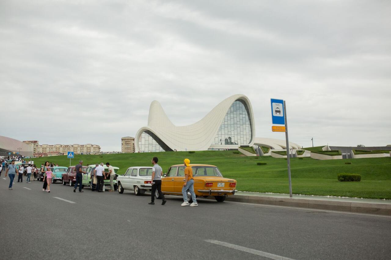 Перед Центром Гейдара Алиева прошла выставка классических автомобилей
