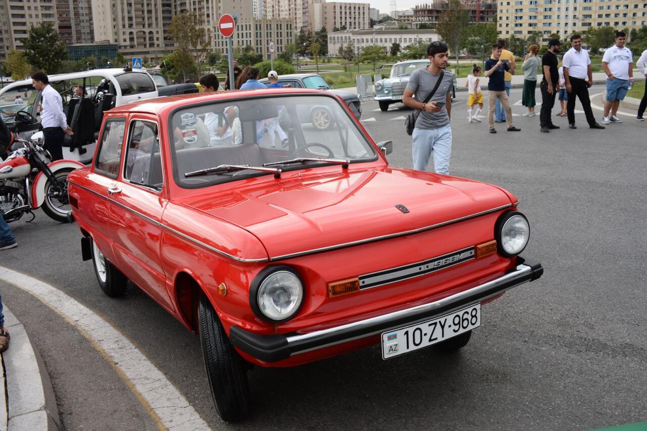 Перед Центром Гейдара Алиева прошла выставка классических автомобилей