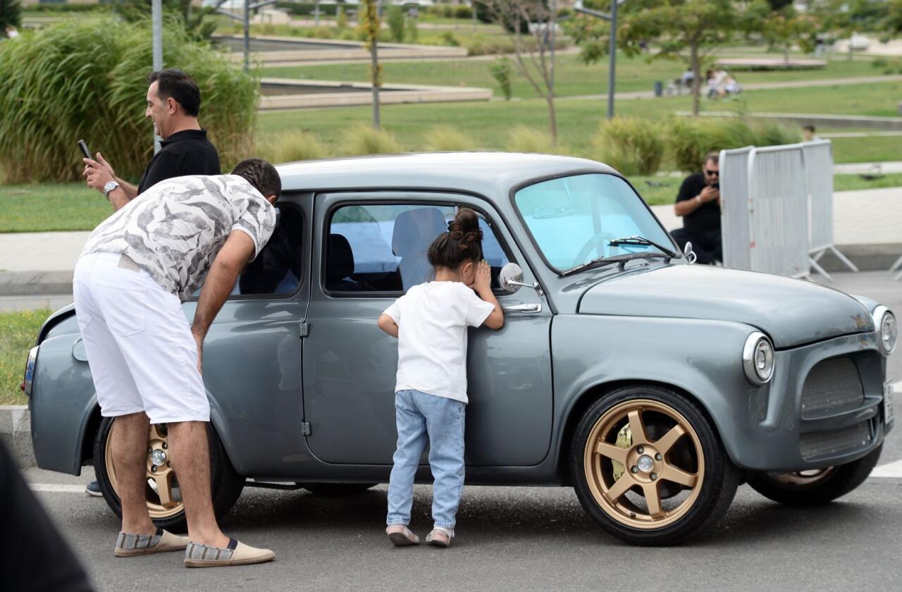 Перед Центром Гейдара Алиева прошла выставка классических автомобилей