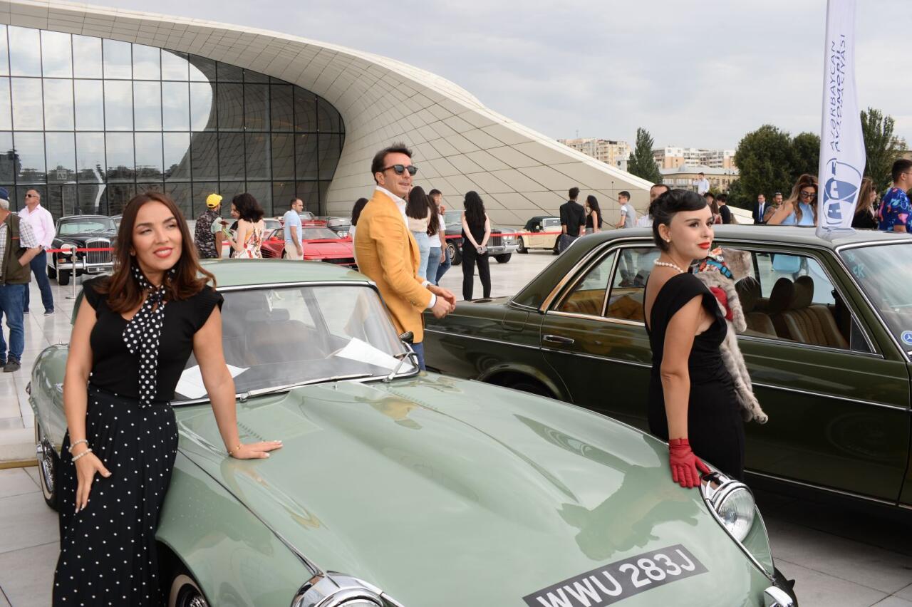 Перед Центром Гейдара Алиева прошла выставка классических автомобилей