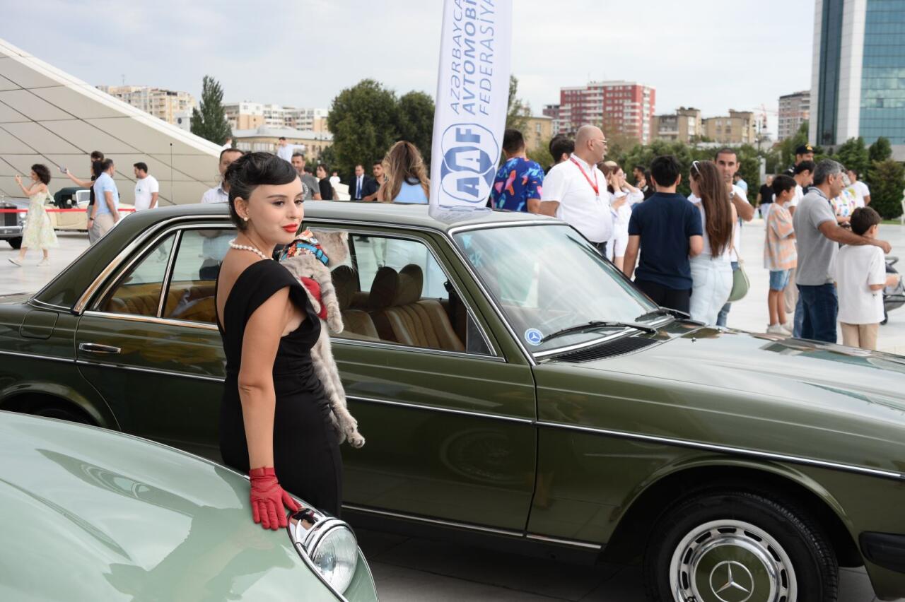 Перед Центром Гейдара Алиева прошла выставка классических автомобилей