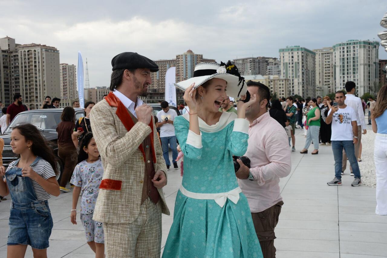 Перед Центром Гейдара Алиева прошла выставка классических автомобилей