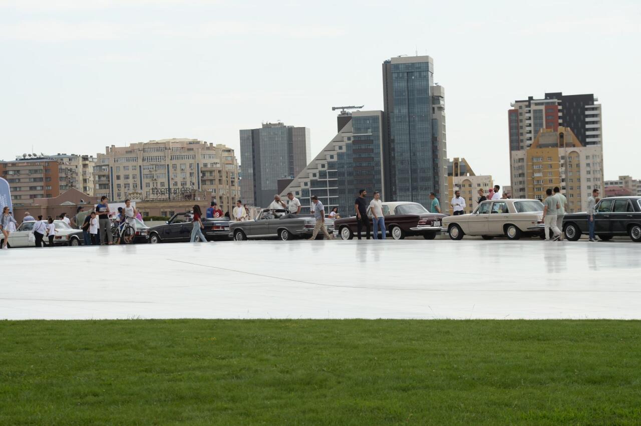 Перед Центром Гейдара Алиева прошла выставка классических автомобилей