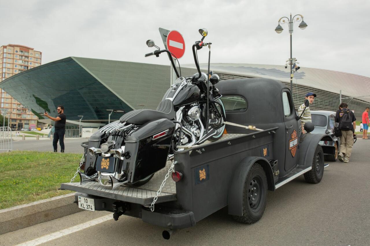 Перед Центром Гейдара Алиева прошла выставка классических автомобилей