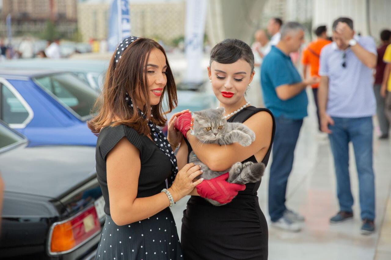 Перед Центром Гейдара Алиева прошла выставка классических автомобилей