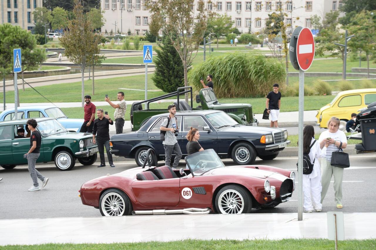 Перед Центром Гейдара Алиева прошла выставка классических автомобилей