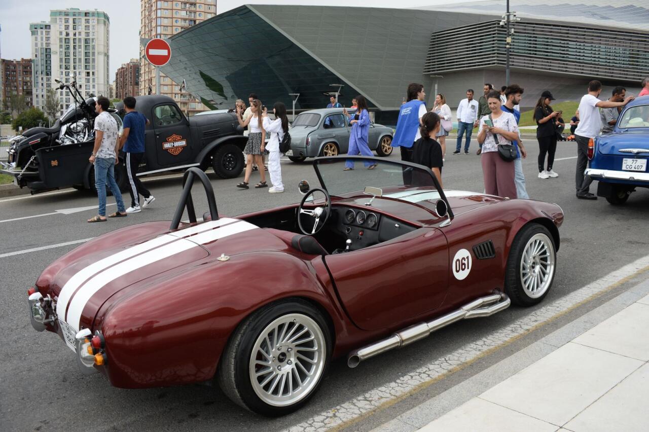 Перед Центром Гейдара Алиева прошла выставка классических автомобилей