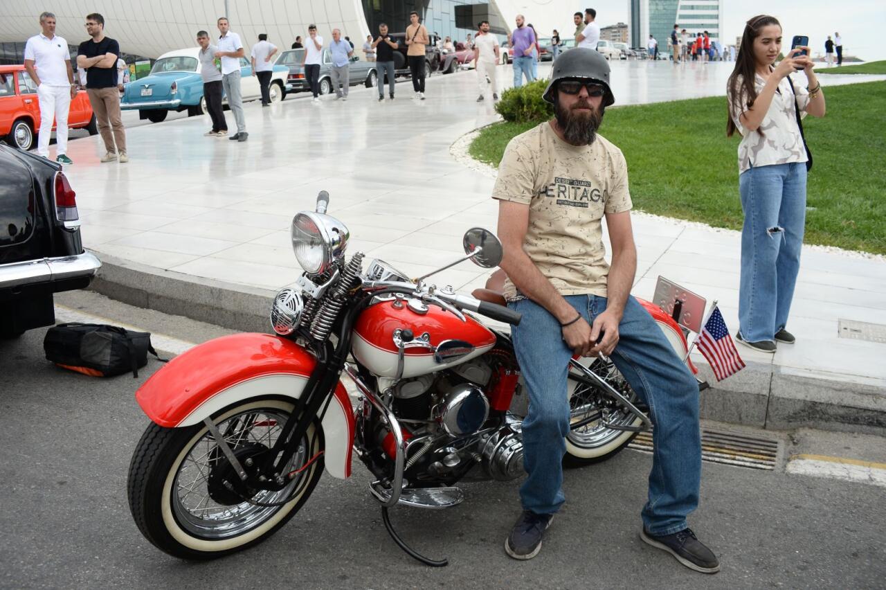 Перед Центром Гейдара Алиева прошла выставка классических автомобилей