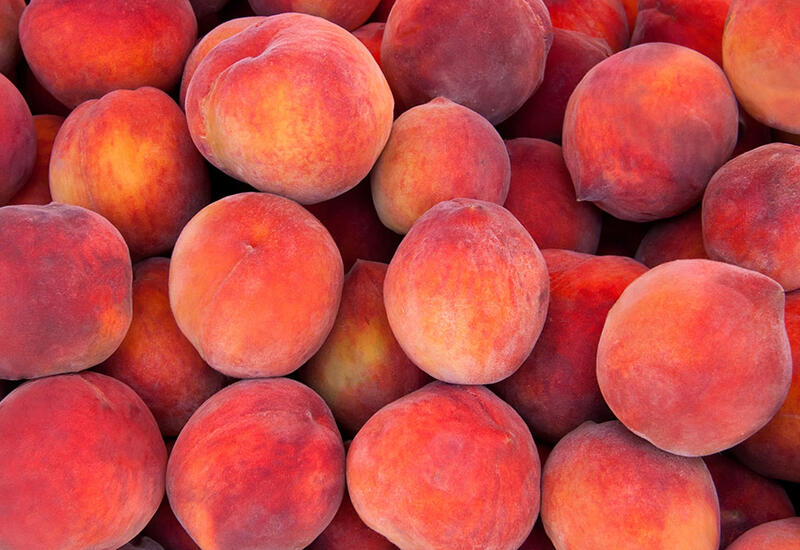 Как правильно выбрать спелые персики