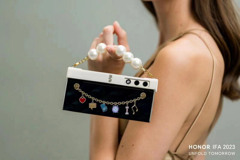 Компания HONOR представила HONOR V Purse на выставке IFA 2023