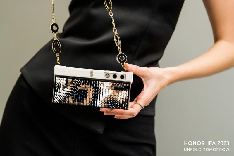 Компания HONOR представила HONOR V Purse на выставке IFA 2023