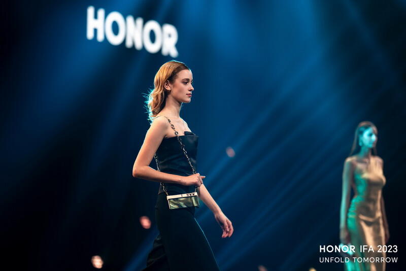 Компания HONOR представила HONOR V Purse на выставке IFA 2023