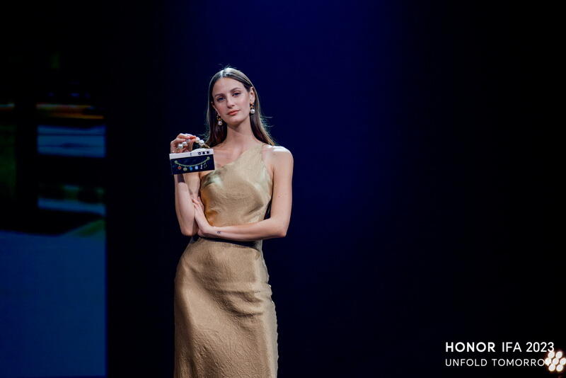 Компания HONOR представила HONOR V Purse на выставке IFA 2023
