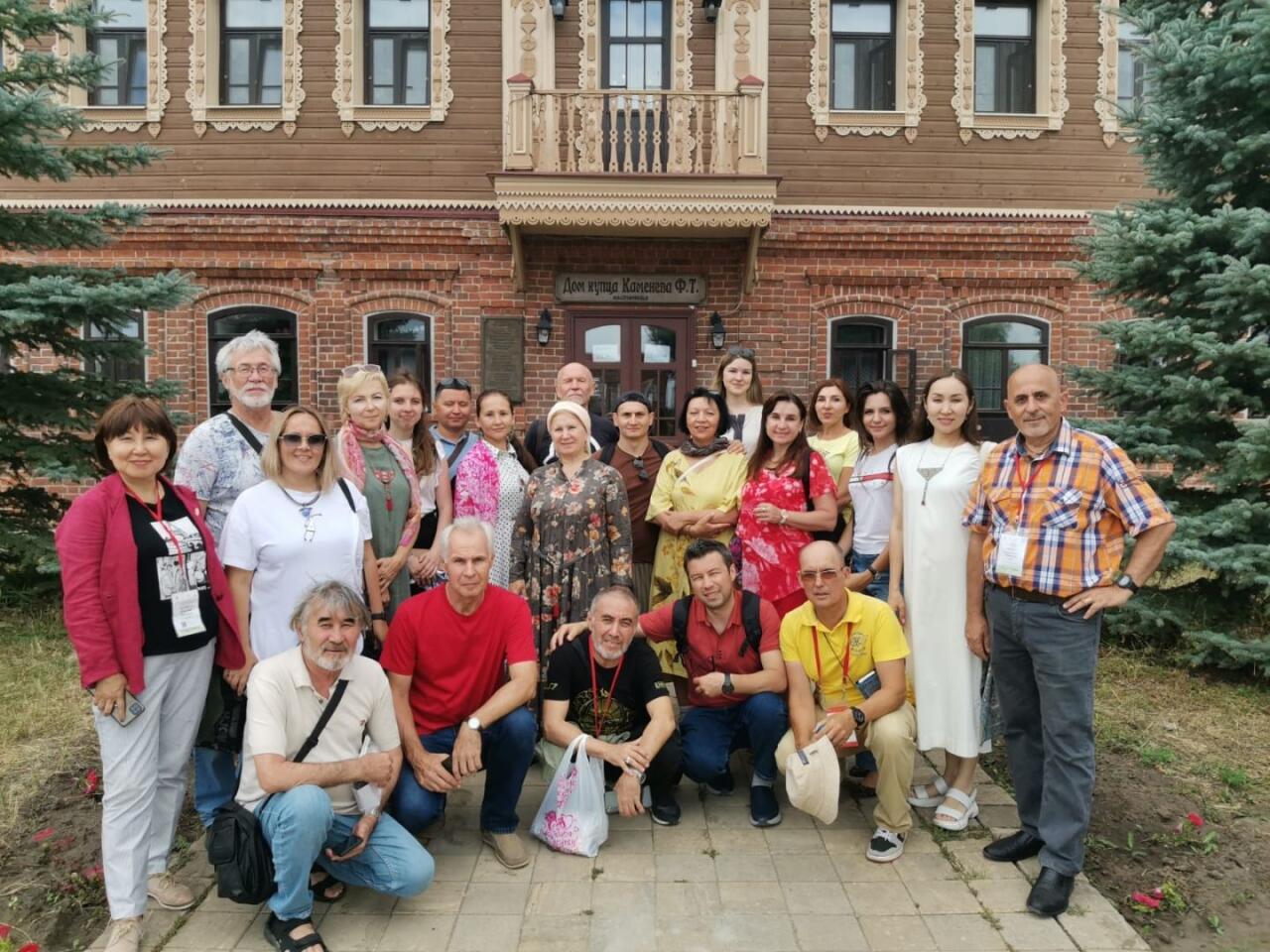 "Елабужское ожерелье" от азербайджанского живописца восхитило Татарстан