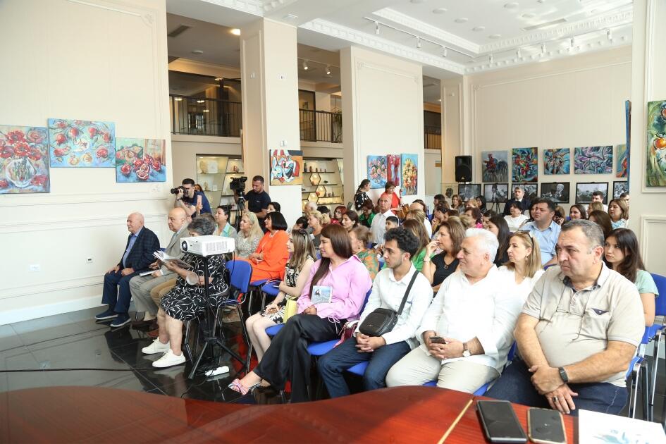 В Русском доме Баку прошла презентация книги о Расуле Гамзатове
