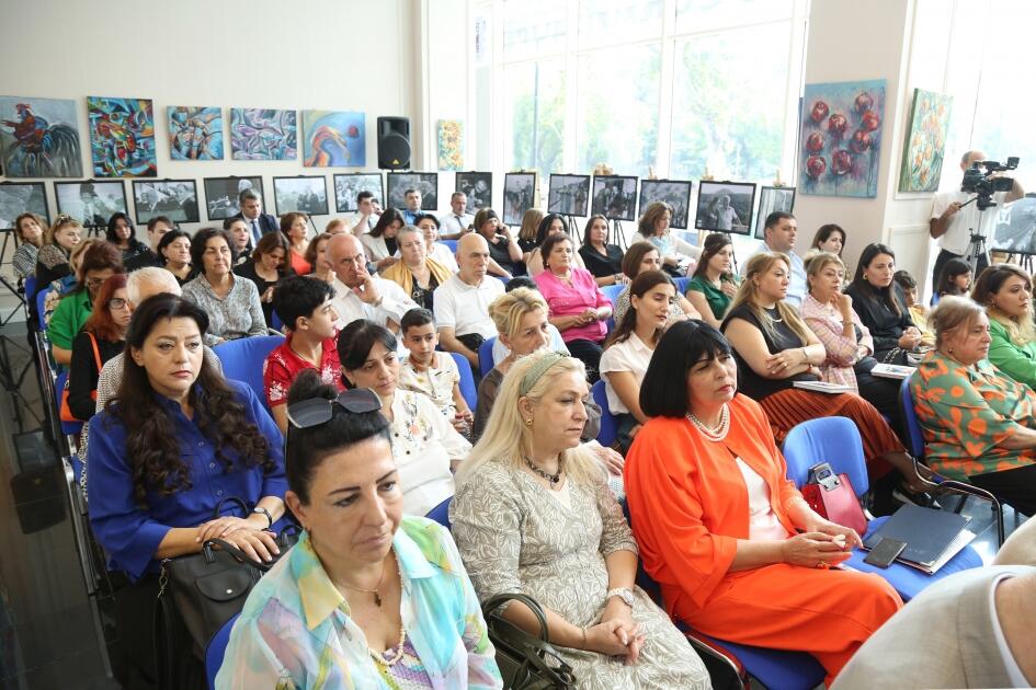 В Русском доме Баку прошла презентация книги о Расуле Гамзатове