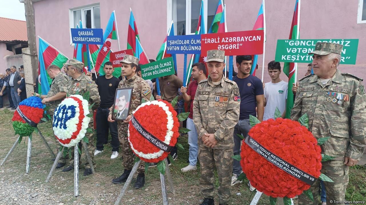 В Агстафе прощаются с шехидом, чьи останки были найдены в массовом захоронении в Физули