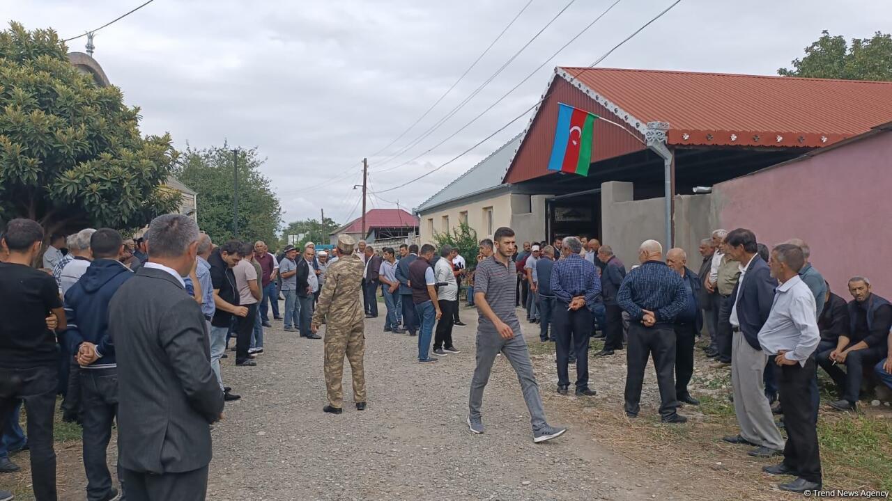 В Агстафе прощаются с шехидом, чьи останки были найдены в массовом захоронении в Физули