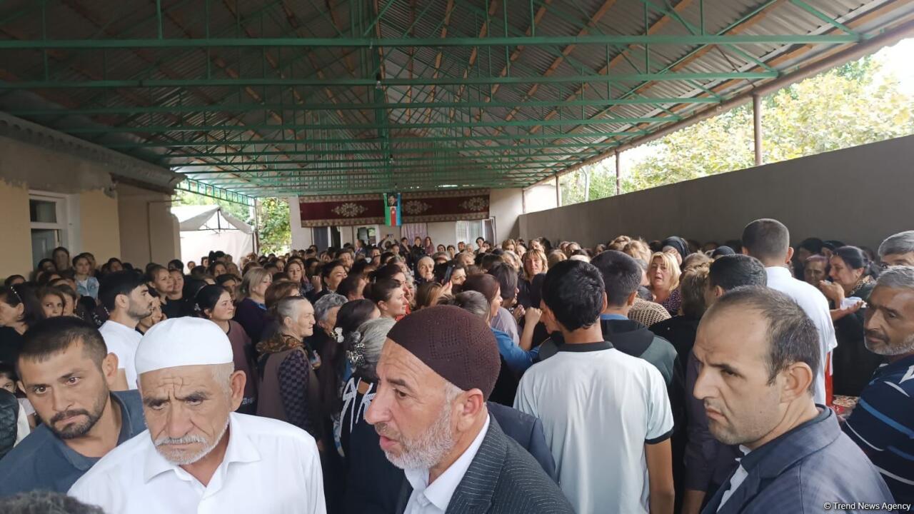 В Агстафе прощаются с шехидом, чьи останки были найдены в массовом захоронении в Физули