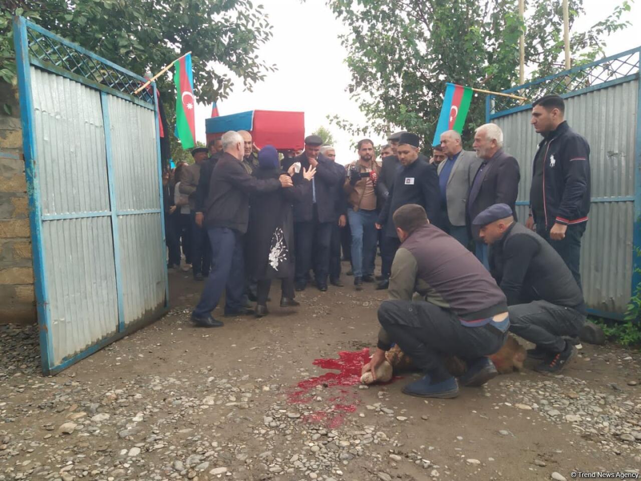 В Физули проходит церемония прощания с шехидом, чьи останки были найдены в массовом захоронении