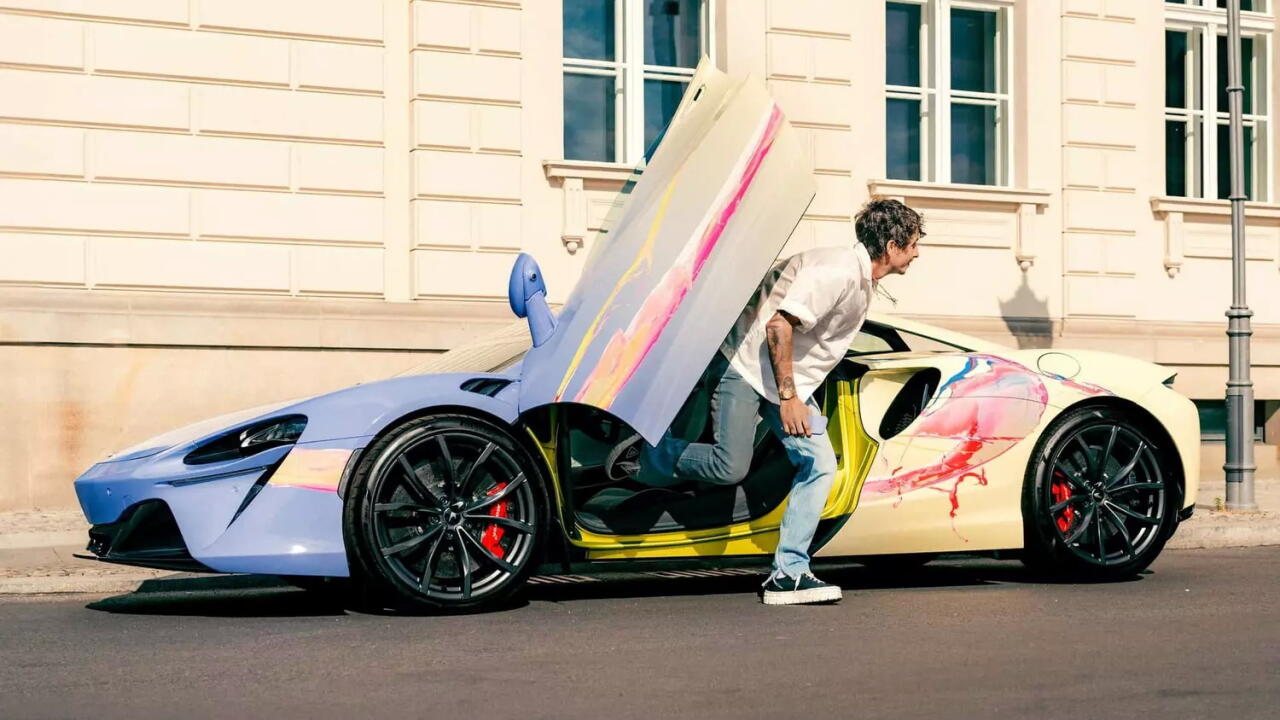 McLaren превратил гибридный суперкар Artura в разноцветный арт-кар