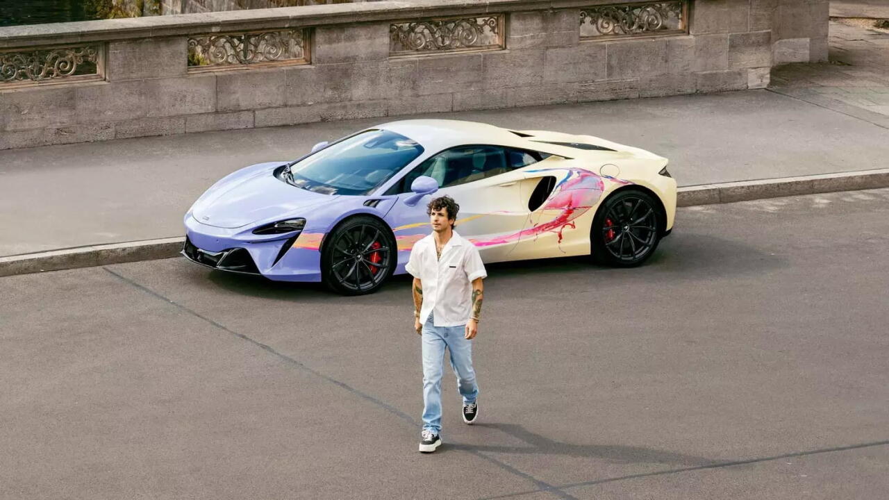 McLaren превратил гибридный суперкар Artura в разноцветный арт-кар