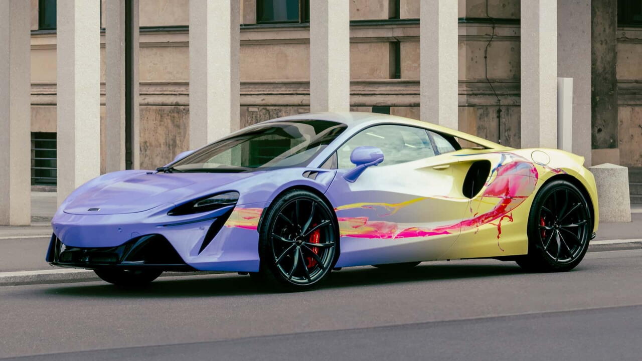McLaren превратил гибридный суперкар Artura в разноцветный арт-кар