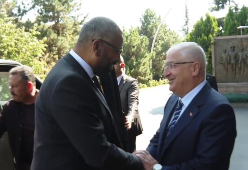 Министр обороны Турции встретился с главой МИД Великобритании