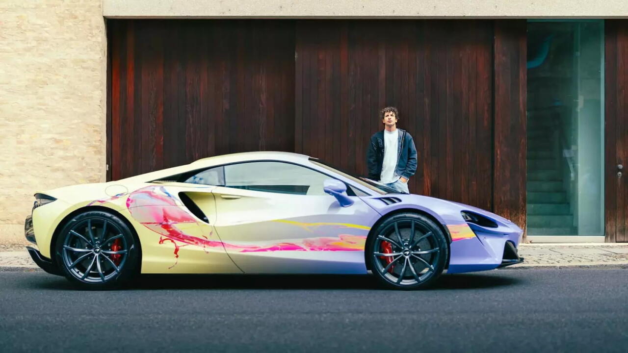 McLaren превратил гибридный суперкар Artura в разноцветный арт-кар