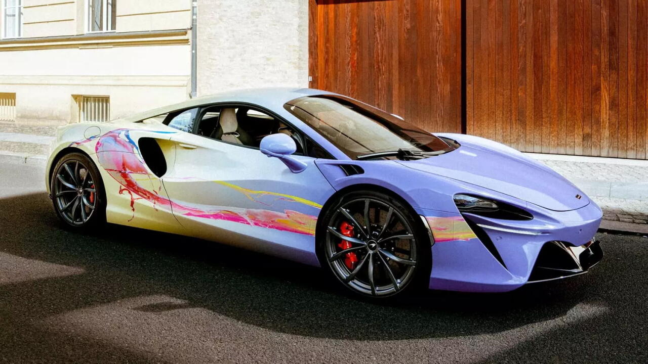 McLaren превратил гибридный суперкар Artura в разноцветный арт-кар